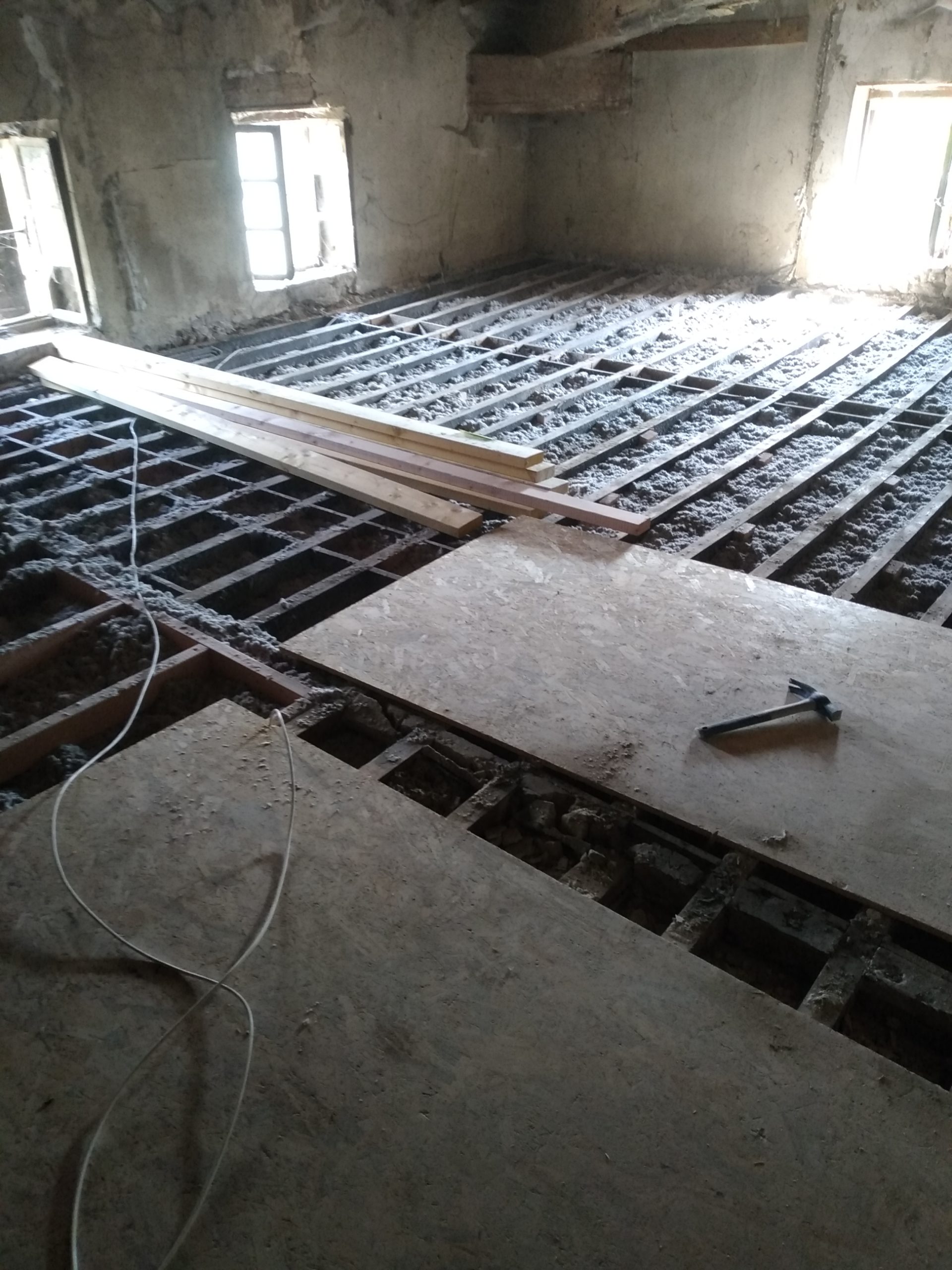 Création du plancher OSB par dessus l'isolant soufflé